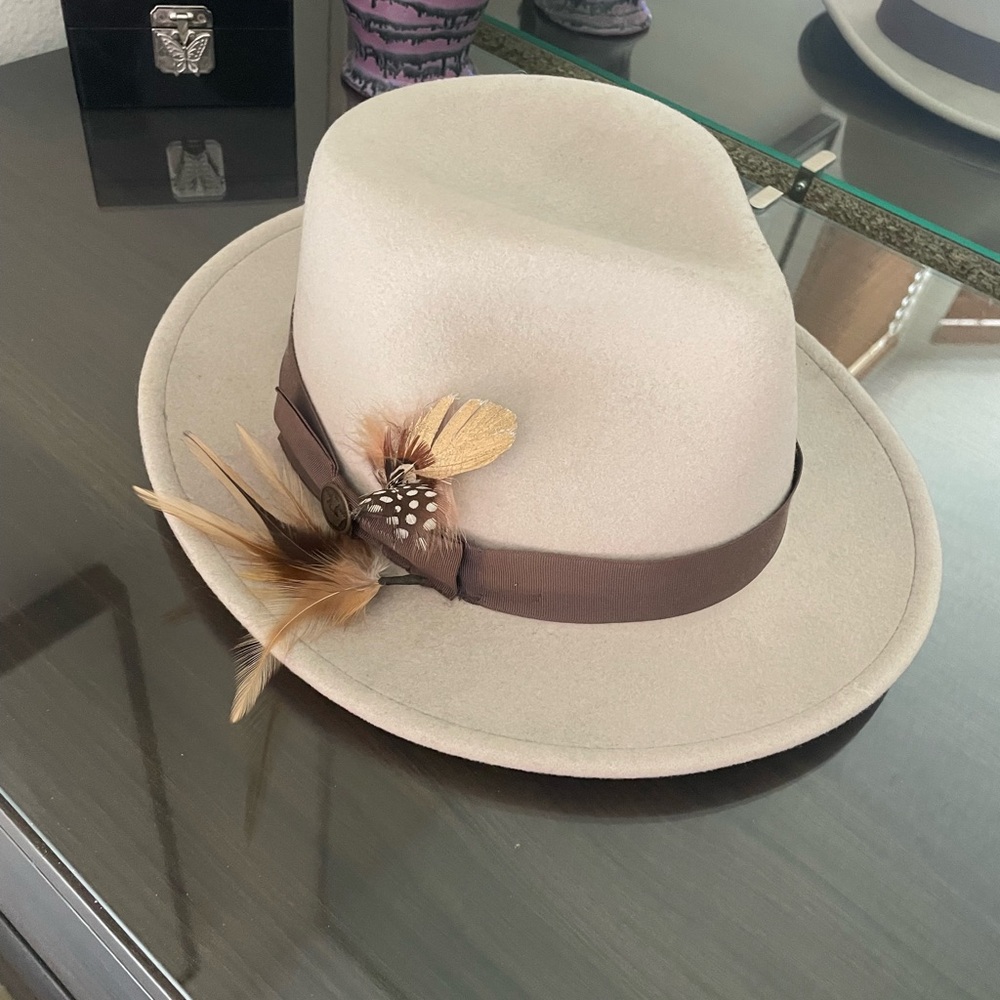 Goorin Bros. Elegant Cream Fedora Hat with Brown Band